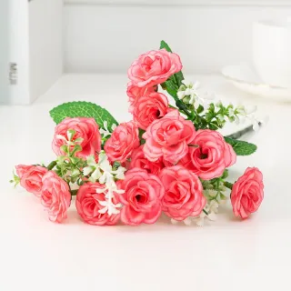 Bouquet da sposa con bouquet di rose piccole