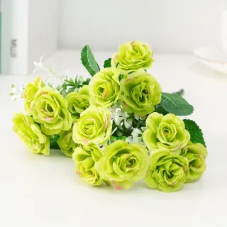Bouquet da sposa con bouquet di rose piccole