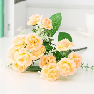 Bouquet da sposa con bouquet di rose piccole
