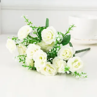 Bouquet da sposa con bouquet di rose piccole