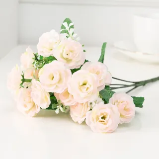 Bouquet da sposa con bouquet di rose piccole
