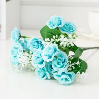 Bouquet da sposa con bouquet di rose piccole