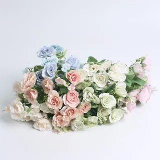 Bouquet da sposa di fiori di seta con bouquet di rose