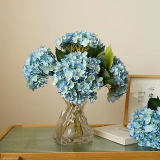 Bouquet simulato di mano della sposa di nozze di ortensia