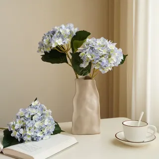 Bouquet simulato di mano della sposa di nozze di ortensia