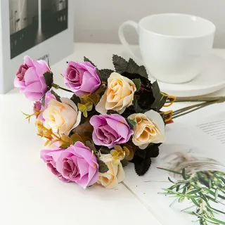 Rosa bicolore in seta artificiale