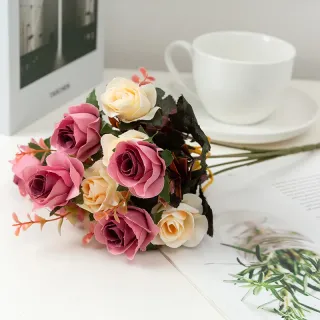 Rosa bicolore in seta artificiale