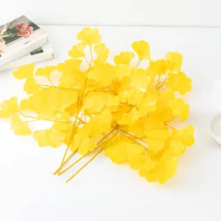 Foglie decorate con rami di ginkgo artificiale