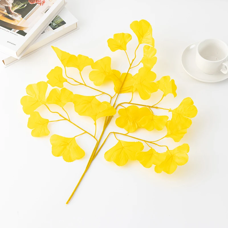 Foglie decorate con rami di ginkgo artificiale