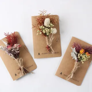 Regalo in sacchetto di carta Kraft con vere rose secche