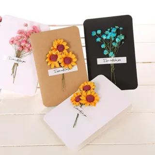 Biglietti d'auguri con fiori secchi