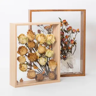 Fleur séchée dans des cadres en bois