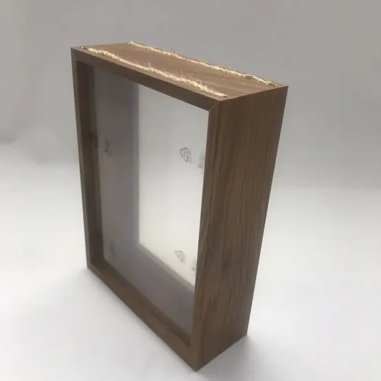 लकड़ी के तख्ते में सूखे फूल