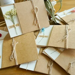Biglietto d'auguri Kraft vintage fatto a mano con fiori secchi