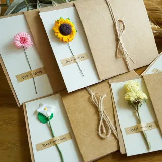Biglietto d'auguri Kraft vintage fatto a mano con fiori secchi