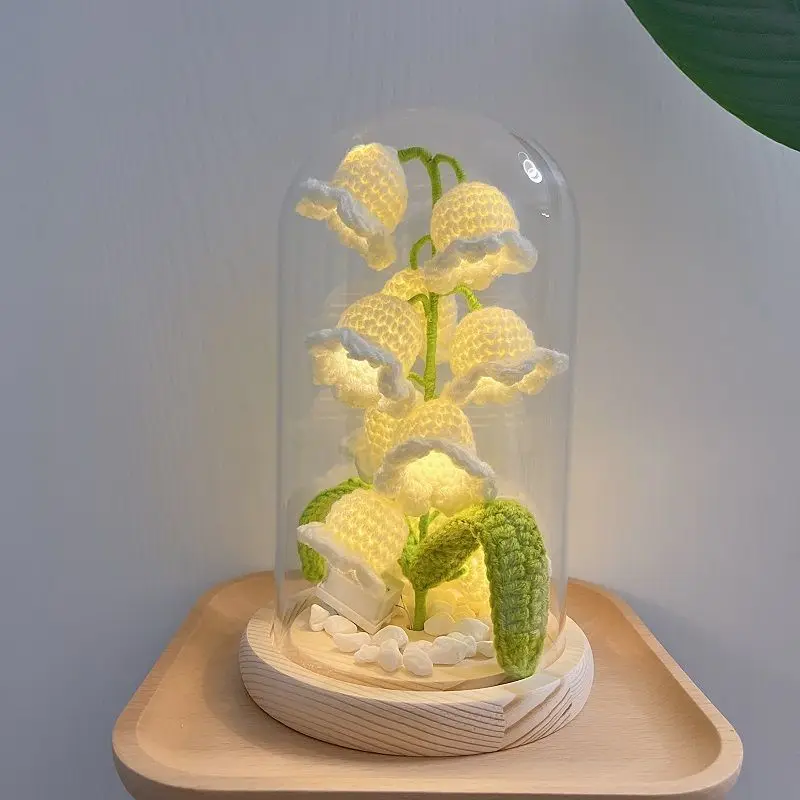 Lampada a fiori lavorata a maglia all'uncinetto fatta a mano per la casa