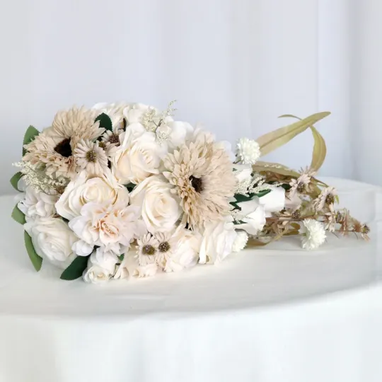 Свадебный букет из искусственных роз с шампанским