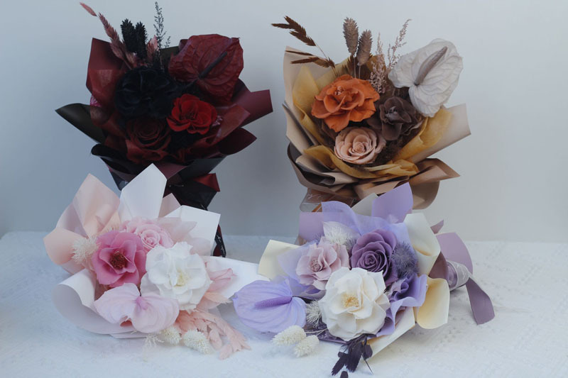 संरक्षित एन्थ्यूरियम और गुलाब के फूल का गुलदस्ता