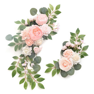 Disposizione in fila di fiori artificiali