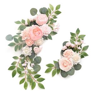 Disposizione in fila di fiori artificiali