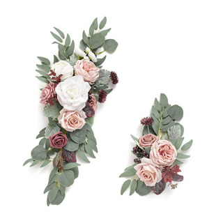 Disposizione in fila di fiori artificiali