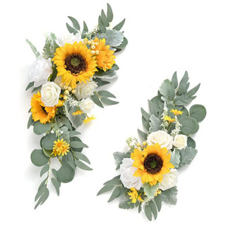 Disposizione in fila di fiori artificiali