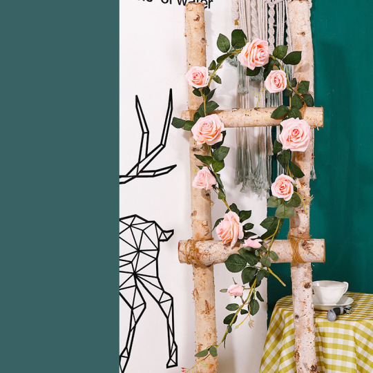 Искусственные цветы, виноградные лозы, зеленые листья, украшения