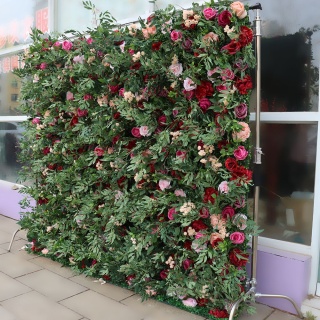 Muro di fiori artificiali di lusso 3D con rose rosse