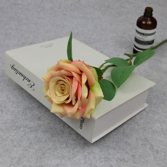 Одиночная шелковая роза разных цветов