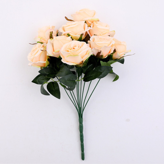 Букет искусственных 9-головых роз