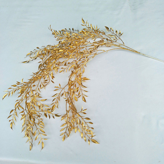 Bouquet di piante dorate in plastica artificiale