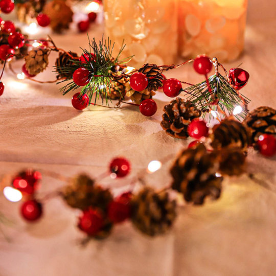 Vite di Natale a bacca rossa con luci per la decorazione