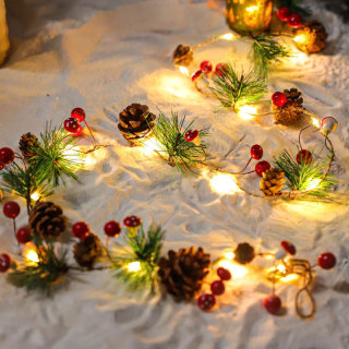 Vigne de Noël rouge Berrie avec lumières pour la décoration