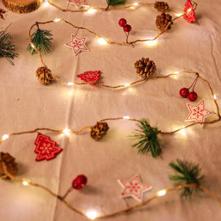 Vigne de Noël rouge Berrie avec lumières pour la décoration