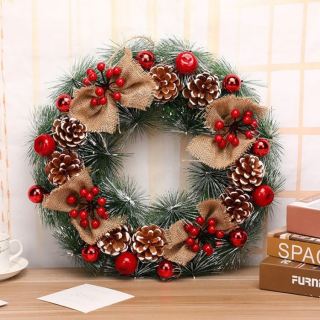 Couronne de décoration de Noël en forme de pomme de pin et de baies rouges