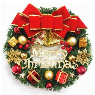 Couronne de décoration de Noël en forme de pomme de pin et de baies rouges