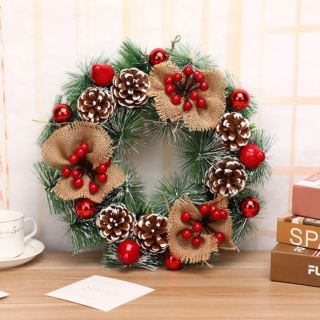Couronne de décoration de Noël en forme de pomme de pin et de baies rouges