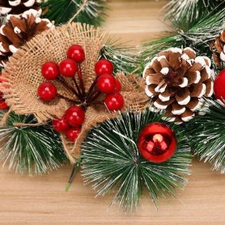 Couronne de décoration de Noël en forme de pomme de pin et de baies rouges