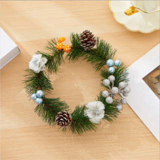 Décoration de couronne de fausses branches de pin de Noël