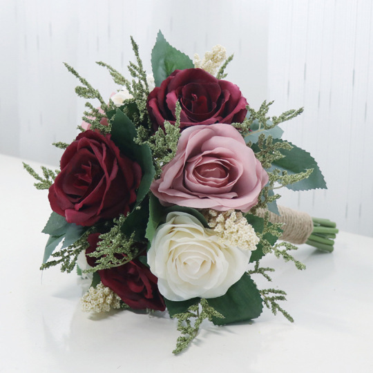 Bouquet da sposa colorato con fiori di rosa artificiale
