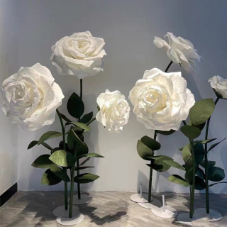 Decorazione gigante con rosa in carta artistica