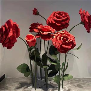 Decorazione gigante con rosa in carta artistica