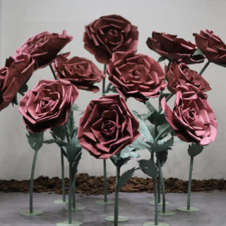 Decorazione gigante con rosa in carta artistica