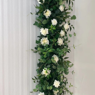 Arco di fiori artificiali per la decorazione della fila di nozze