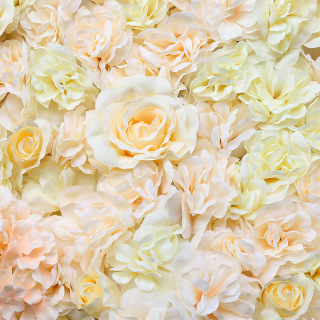 Muro di fiori artificiali assemblati