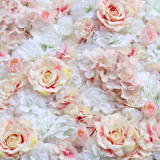 Muro di fiori artificiali assemblati
