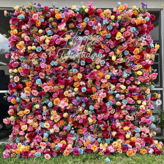 कृत्रिम रंगीन गुलाब की दीवार शादी की सजावट