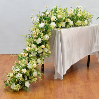 Fila di fiori artificiali in seta per decorazione di nozze