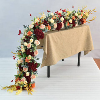 Fila di fiori artificiali in seta per decorazione di nozze