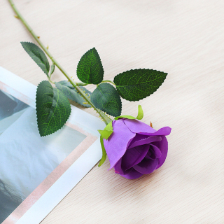 Regalo con testa di rosa in seta artificiale